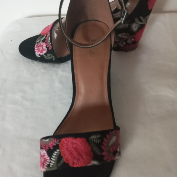 Stunning Mira A. Block Heel Sandals - Picture 6 of 10